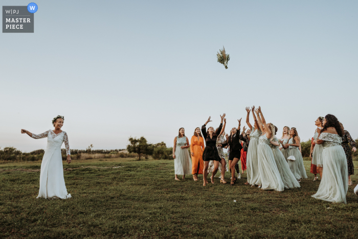 Fotografía de boda en Francia de los invernaderos en la Ile de Ré del lanzamiento del ramo