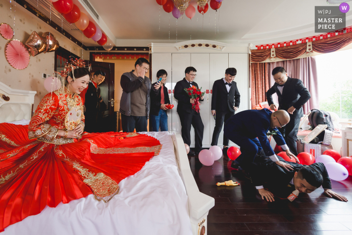 Foto de casamento na China em um evento na casa de Fujian enquanto eles estão jogando