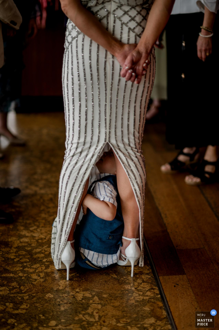 Fotografia de casamento na Austrália em Baths, Middle Brighton, Melbourne of Kids being Kids sob o vestido da mãe