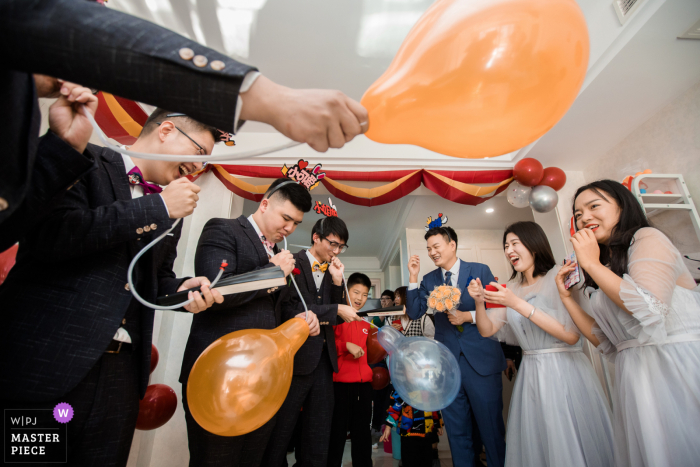 Nanjing, China huwelijksfotografie van deurspelletjes met knallende ballonnen