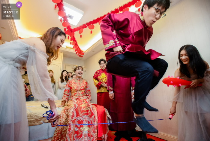 Shaoxing, el novio de China juega en la puerta para conseguir a la novia en esta foto de boda