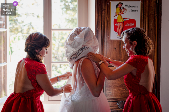 Hochzeitsfoto von Domaine de Saint Michel, Giroussens, Frankreich, während die Braut ihr Kleid anzieht