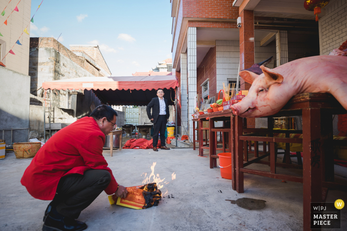 Photographie de mariage à Quanzhou Fujian d'un feu allumé sous un cochon entier