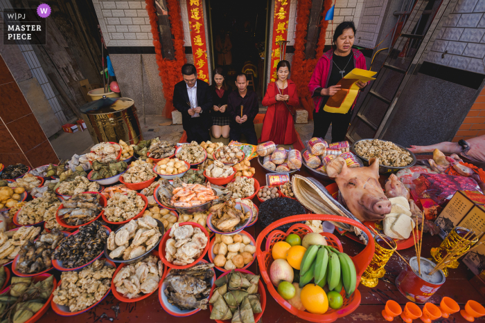 Foto de casamento de Fujian com comida chinesa enquanto eles oram pelo casamento