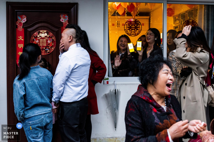 Foto de casamento real da China de Sichuan na casa da noiva - Este é o quarto da noiva. Se o noivo quiser entrar na sala e ver a noiva, ele precisa escanear o código QR do celular na janela e pagar à irmã da noiva algum dinheiro