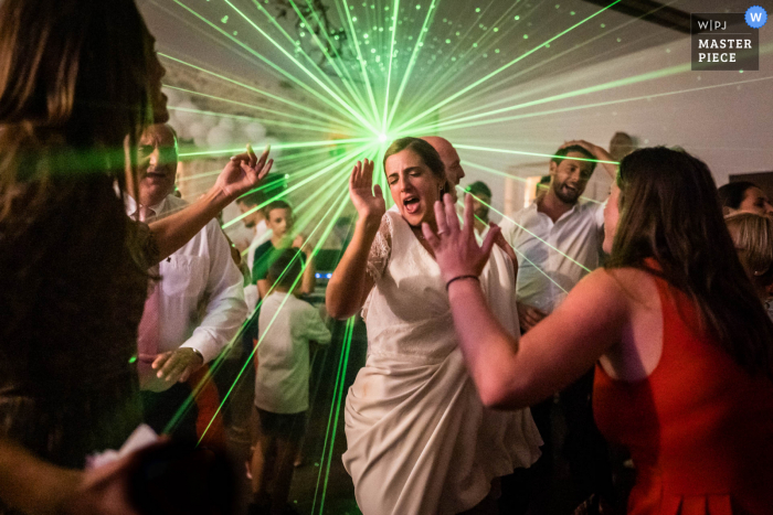 Trouwfoto receptielocatie uit La Pépinière, Châtenay-sur-Seine, Frankrijk waarop te zien is dat de bruid als een gek danst