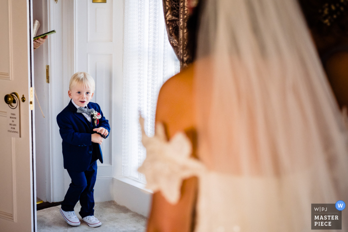 Fotografia di matrimonio di Newbay House - il ragazzino va dalla sposa