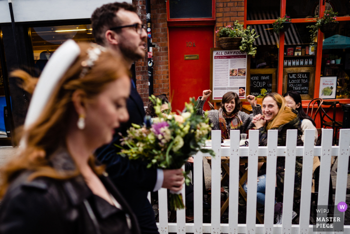 Fotografía de la boda del centro de la ciudad de Dublín de la cafetería de la calle multitud animando pareja