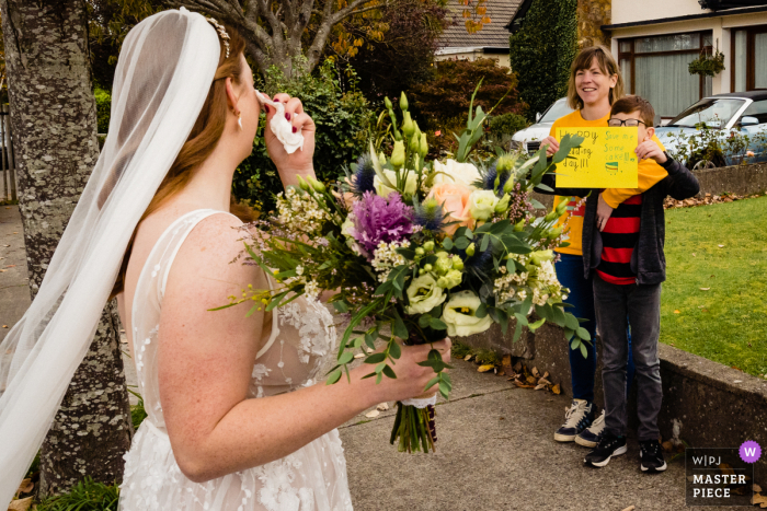 Foto de casamento de Dublin da noiva chorando com os vizinhos