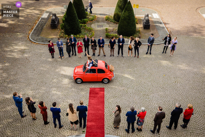 Fotografia di matrimonio da Noord Brabant con un angolo in alto del primo sguardo