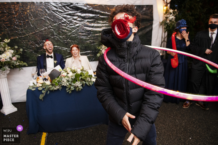 Huwelijksfoto uit Massachusetts vanuit een privéwoning in Newton, MA, waarop feestelijk wordt gedanst tijdens een joodse huwelijksreceptie - optreden van vrienden voor een stel