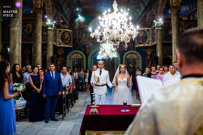 Zdjęcie ślubne z Kościoła Świętej Trójcy, Ruse, Bułgaria, z ceremonii w obecności obu rodzin