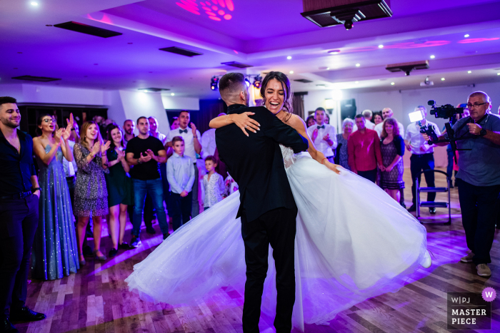 Foto de boda del Palacio Aglika, Zhrebchevo, Bulgaria de la feliz pareja bailando en presencia de sus familiares y amigos