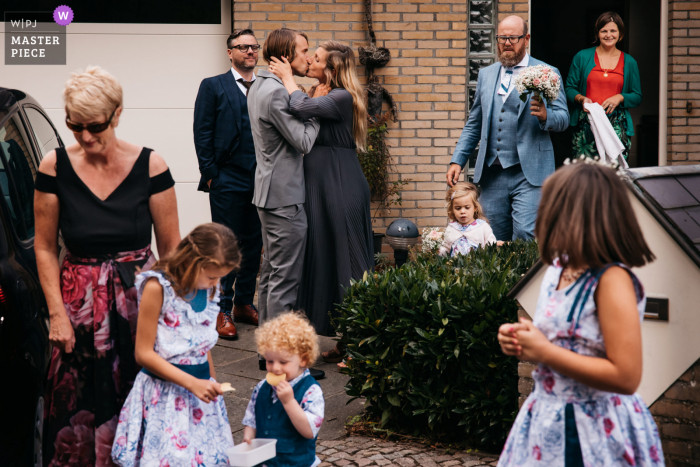 De trouwfoto van het moederhuis van de Vlaamse bruid laat zien dat er veel dingen gebeuren als we proberen naar de fotoshootformals te gaan