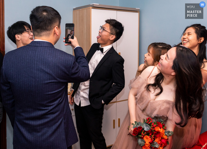 Foto de casamento da China mostrando que o momento de dar alianças é o momento mais feliz