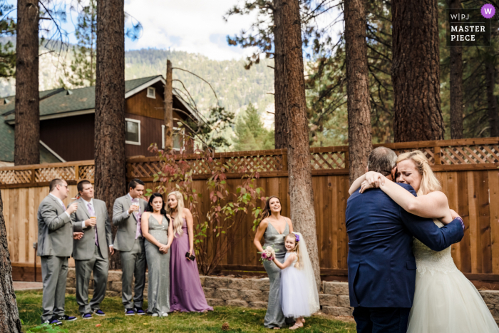 Hochzeitsfoto aus Kalifornien - Emotionaler Vater-Tochter-Tanz als Brautparty um sie herum