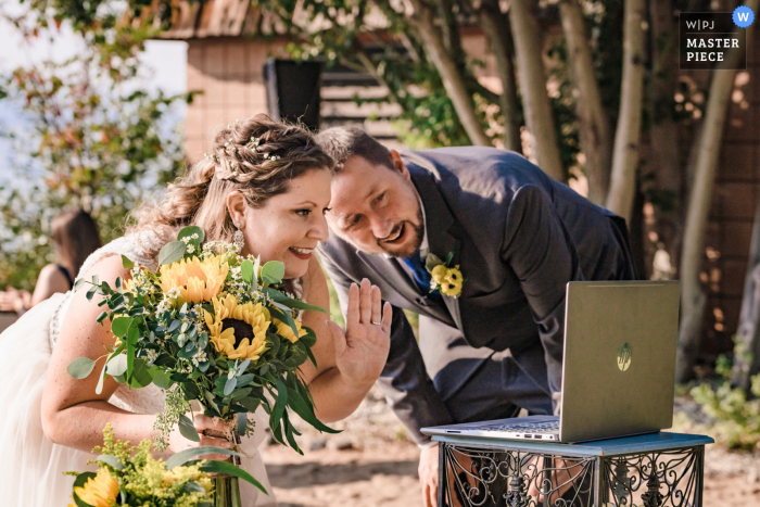 Foto di matrimonio dalla California - Gli sposi salutano i loro ospiti su Zoom dopo la cerimonia