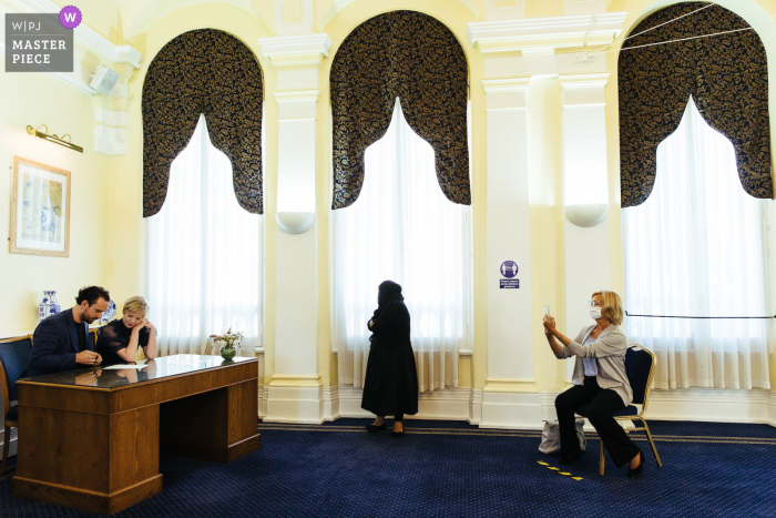 Foto de casamento da Câmara Municipal de Bromley - assinatura de registro socialmente distanciada