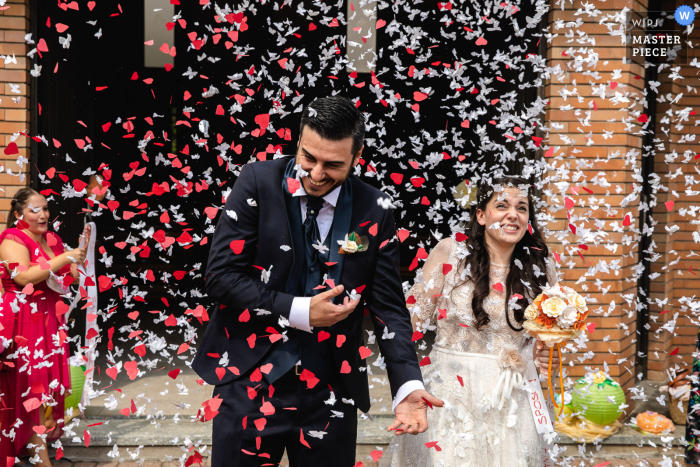 Fotografia di matrimonio da una chiesa a Novara, Italia - Coriandoli rossi e bianchi!