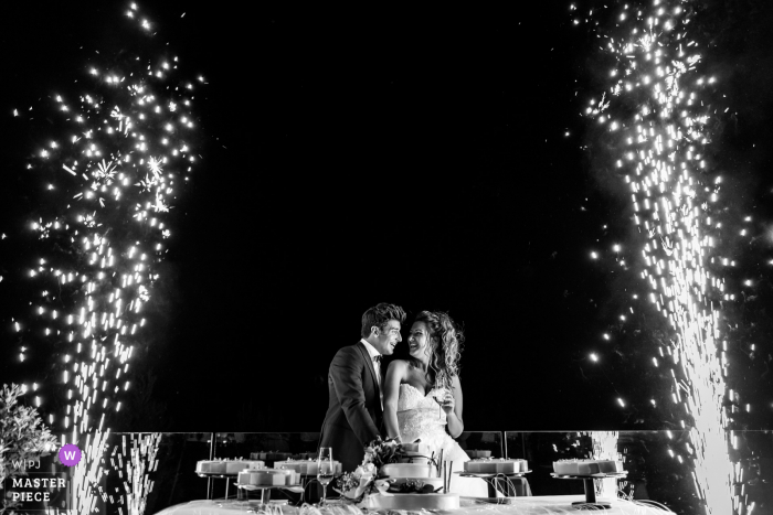 Foto de casamento de Portopiccolo Sistiana, Trieste, Itália - corte de bolo na recepção