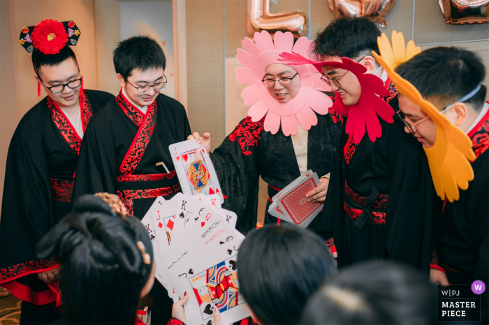 Fotografia de casamento em Chongqing da China no Hotel durante um jogo Breakthrough: O noivo tira o cartão que a noiva diz ser capaz de passar