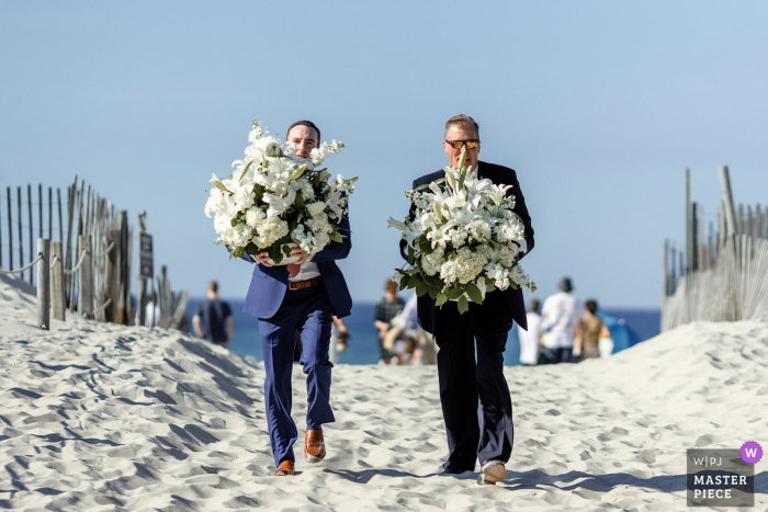 Fotografia de casamento em Massachusetts nas areias de uma propriedade privada - Yarmouth, MA durante a preparação para a cerimônia na praia