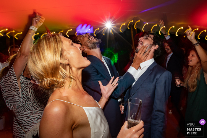 Foto de casamento de La Romieu, Gers, França - o casal e seu convidado cantando e dançando