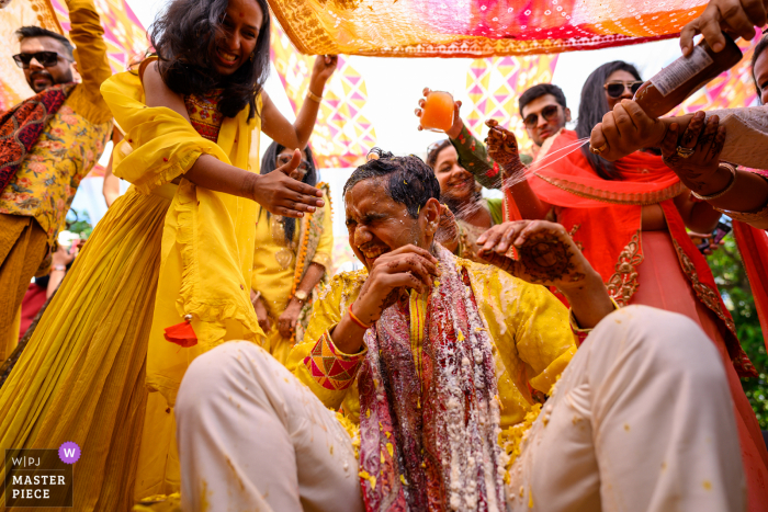 Trouwfoto van Taj Lands End, Mumbai van de Haldi-waanzin!