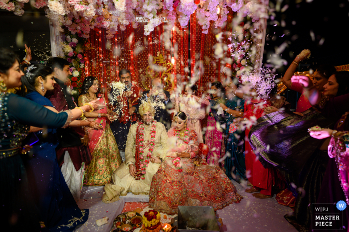 Huwelijksfotografie uit Lucknow, India Ouderlingen van de familie die het paar zegenen!