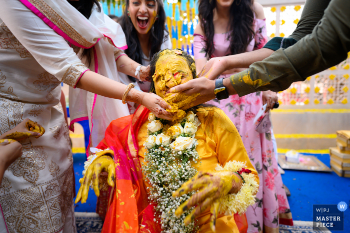 Fotografia de casamento na Índia em Jodhpur de alguns momentos divertidos em haldi