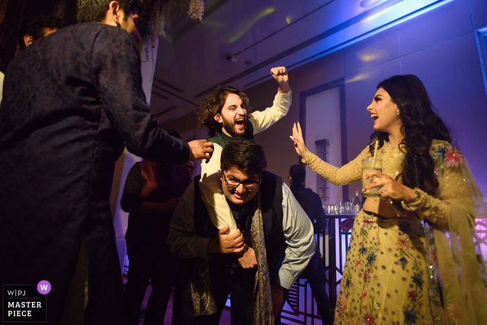 Foto de boda en Delhi, India de algo de acción en la pista de baile