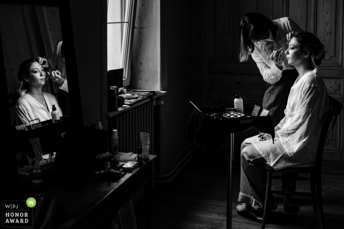 French black and white wedding photo from Auvergne-Rhône-Alpes of the bride who gets made up with her reflection in the mirror French black and white wedding photo from Auvergne-Rhône-Alpes of the bride who gets made up with her reflection in the mirror
