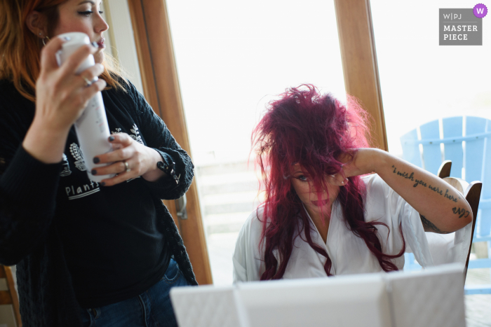 Fotografia de casamento de South Nags Head na Carolina do Norte destacando o cabelo roxo e bagunçado de Wild e uma grande lata de spray de cabelo