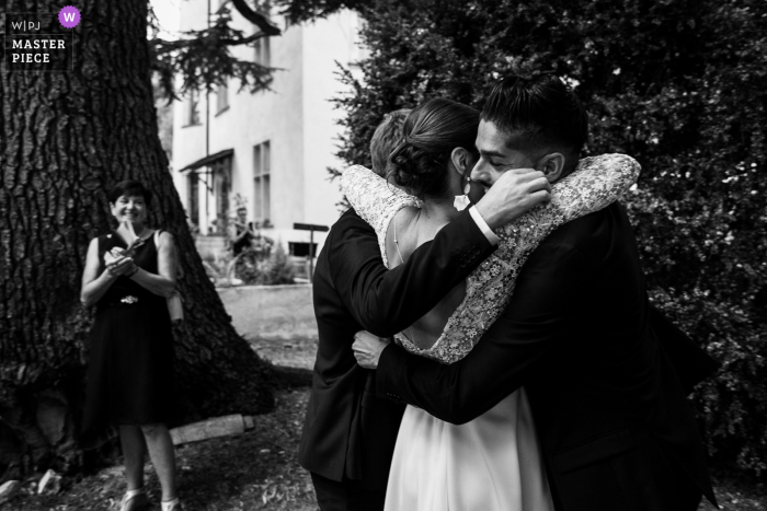 Foto de boda en blanco y negro de la ubicación de la ceremonia en Chateau de Morey después del discurso y abrazo de las damas de honor