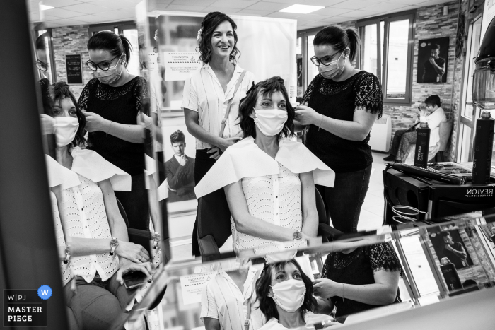 Foto de boda del peluquero - Bar le Diuc mientras la novia y su hermana se preparan