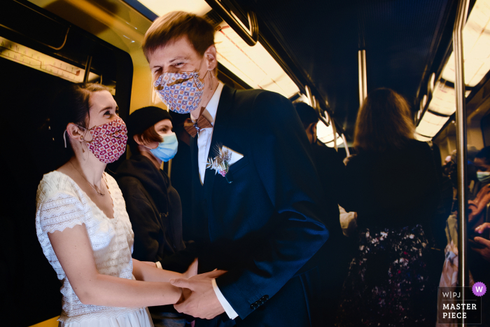 Toulouse Metro Hochzeitsfoto der Braut und des Bräutigams, die unter ihren Masken lächeln