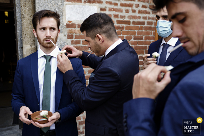 Italien Hochzeitsfoto von Chiesa Santa Maria Rossa, Mailand - ITALIEN der Groomsmen, die sich fertig machen