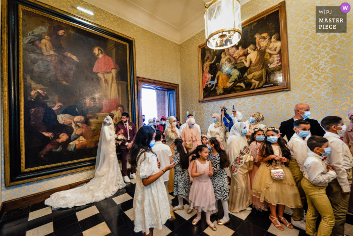 Fotografia di matrimonio Nord presso la location della Cerimonia degli Sposi alla fine del rito civile quando tutti si recano all'uscita