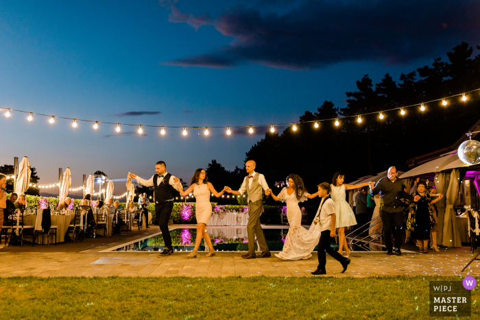 Fotografía de la boda de Sofía de Esterra Vini de algunos bailes folclóricos de Kumsko horo durante la boda