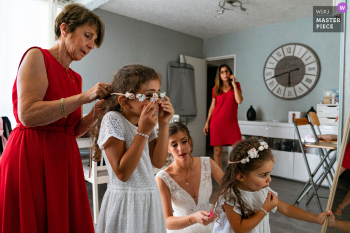 Francia fotografia di matrimonio a Parigi durante la preparazione della famiglia pre-cerimonia con le ragazze dei fiori