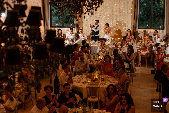 Fotografia di matrimonio in Francia da Ferme De Bouchemont di un luogo di ricevimento Cheers