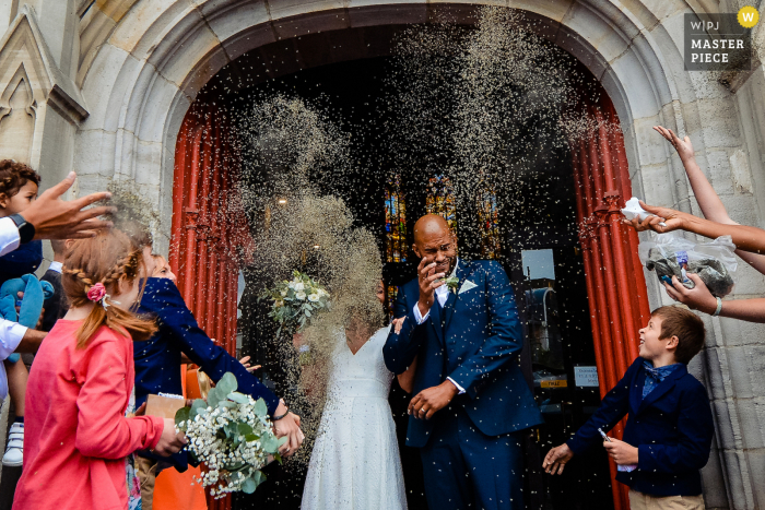 Kirchenhochzeitsfotografie der Braut & des Bräutigams am Ausgang der Kirche