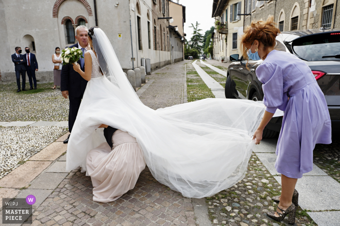 IT fotografia di matrimonio dalla Chiesa di Santa Maria Rossa, Milano - ITALIA scattata appena prima di entrare in chiesa