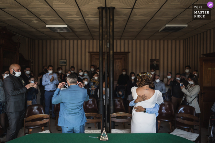 Imagem da cerimônia de casamento na França da noiva se abraçando no final da cerimônia