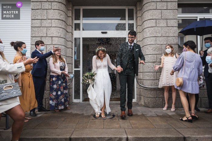 Larmor-Plage, França, fotografia de casamento da noiva e do noivo saindo da cerimônia