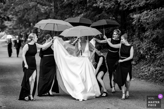 Donnel Lake, Michigan fotografia di matrimonio della sposa con la damigella d'onore mentre si dirigono alla cerimonia