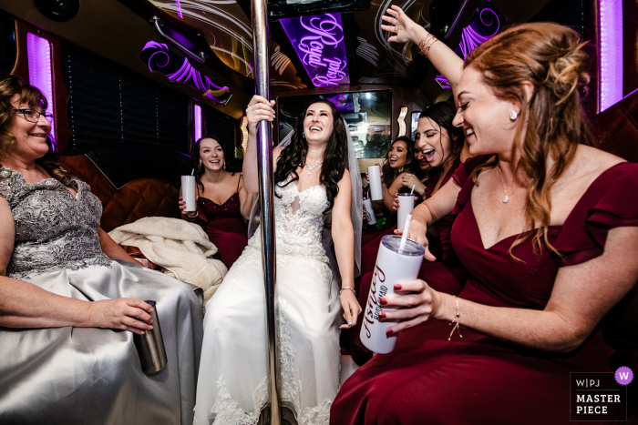 Foto de boda de Illinois de la novia y las damas de honor en el autobús de fiesta