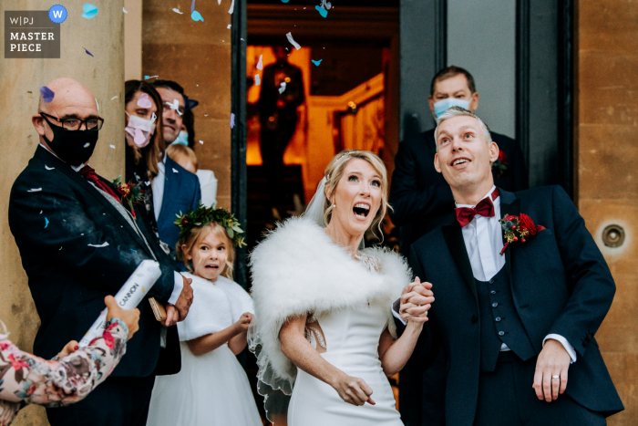 Rudding Park Hotel in Harrogate, North Yorkshire, trouwfoto van het bruidsfeest verrast door een confetti-kanon dat afgaat