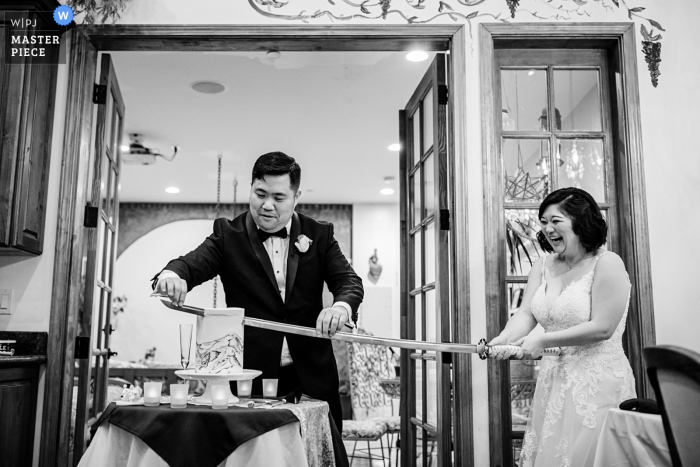 Los Gatos, Californie photographie de mariage de la mariée et le marié couper le gâteau avec une longue épée de samouraï commandé au Japon