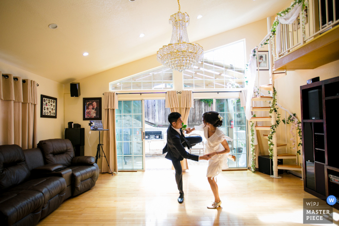 Fotografía de bodas en California de San José, California del primer baile de los novios, estilo swing dance